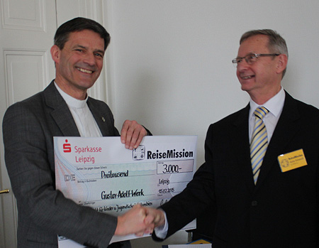 tl_files/bilder/Nachrichten/2015 - Januar-Juni/reisemission scheck.jpg